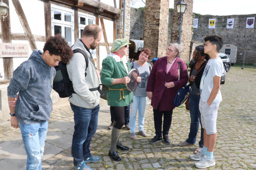 Besuchergruppe bei einer Führung auf dem Burghof