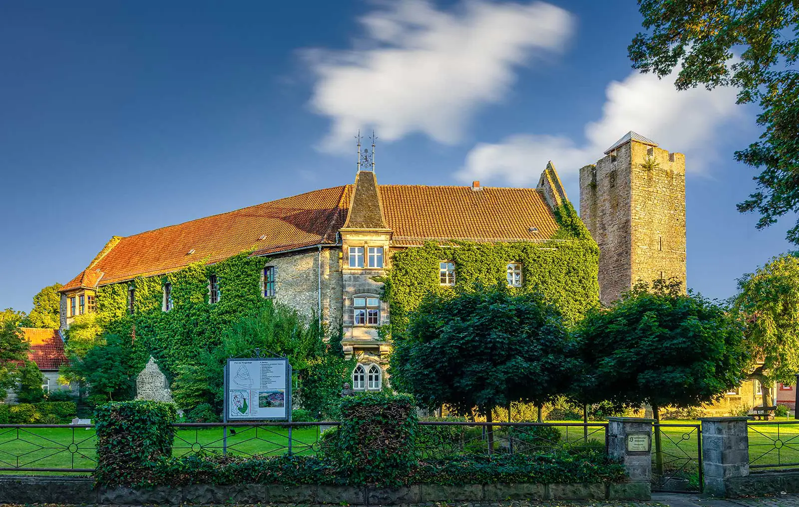 Burg Oebisfelde mit historischem Burggebäude und Burgturm